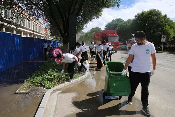 圖為員工們正在清理道路兩側(cè)的垃圾。.jpg