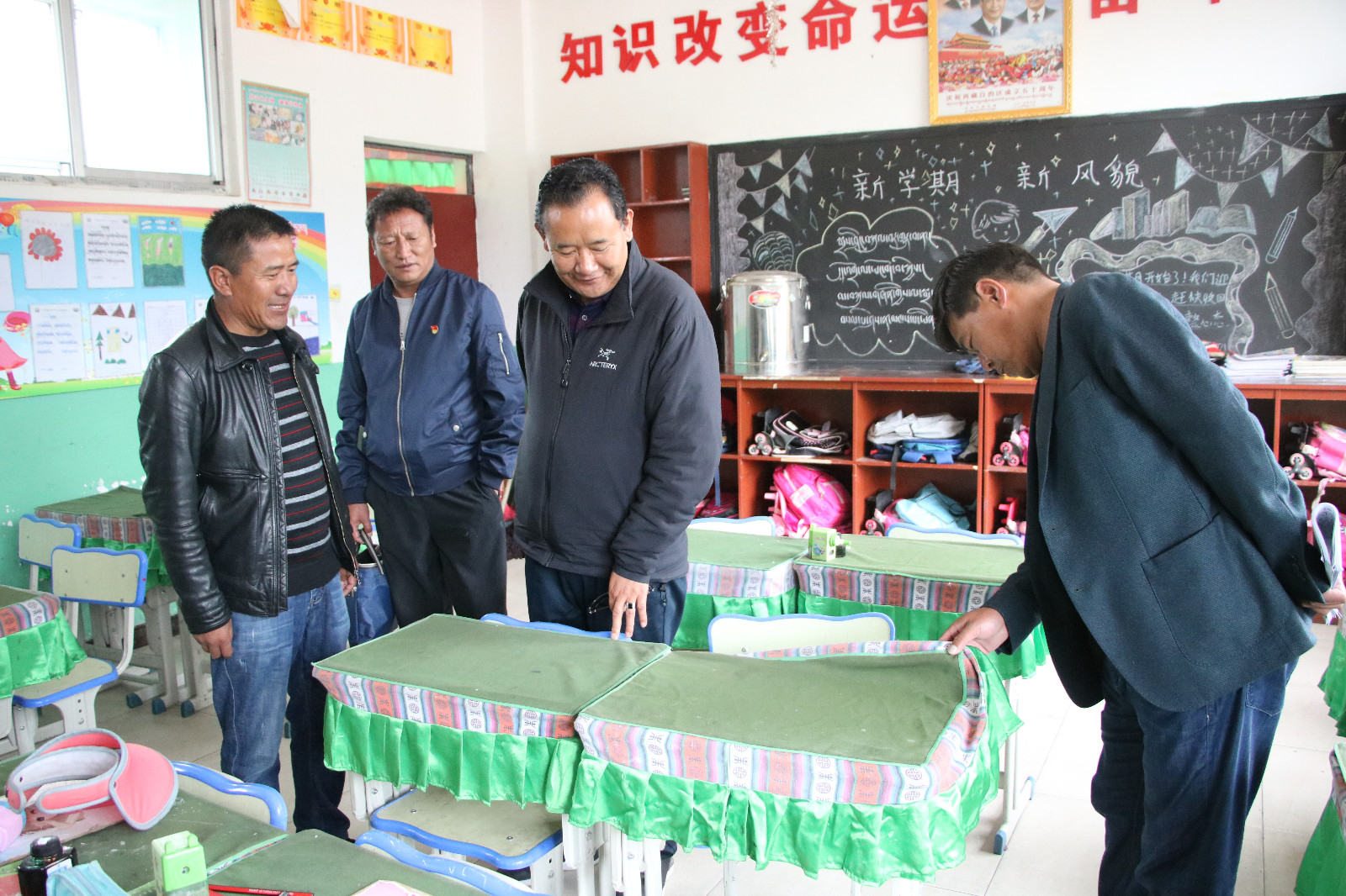 圖為：調(diào)研組在瓊結(jié)縣下水鄉(xiāng)小學地檢查學校教育教學。.JPG