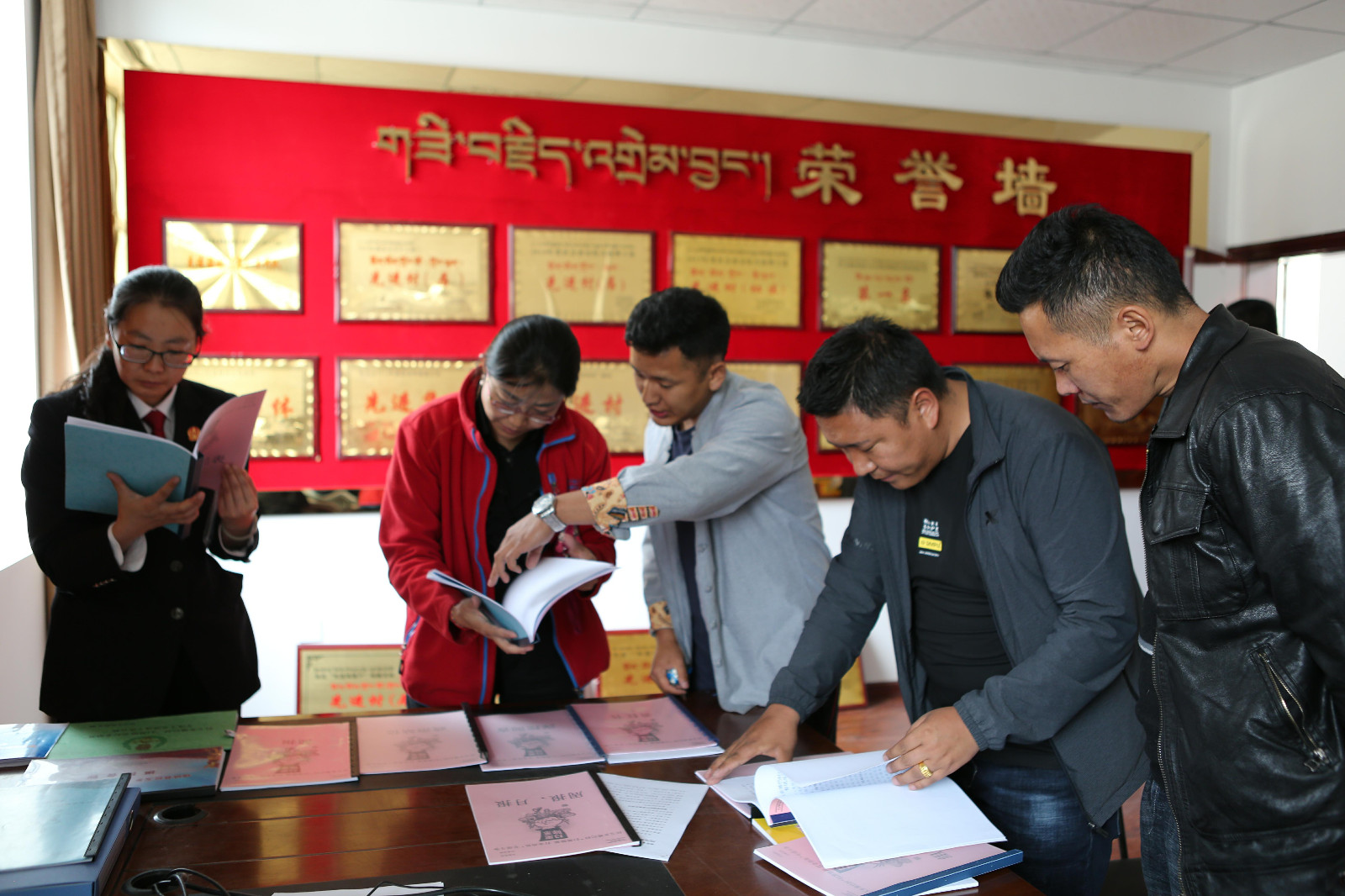 圖為：專班組一行在瓊結(jié)縣拉玉鄉(xiāng)堆巴村查閱相關(guān)資料。.jpg