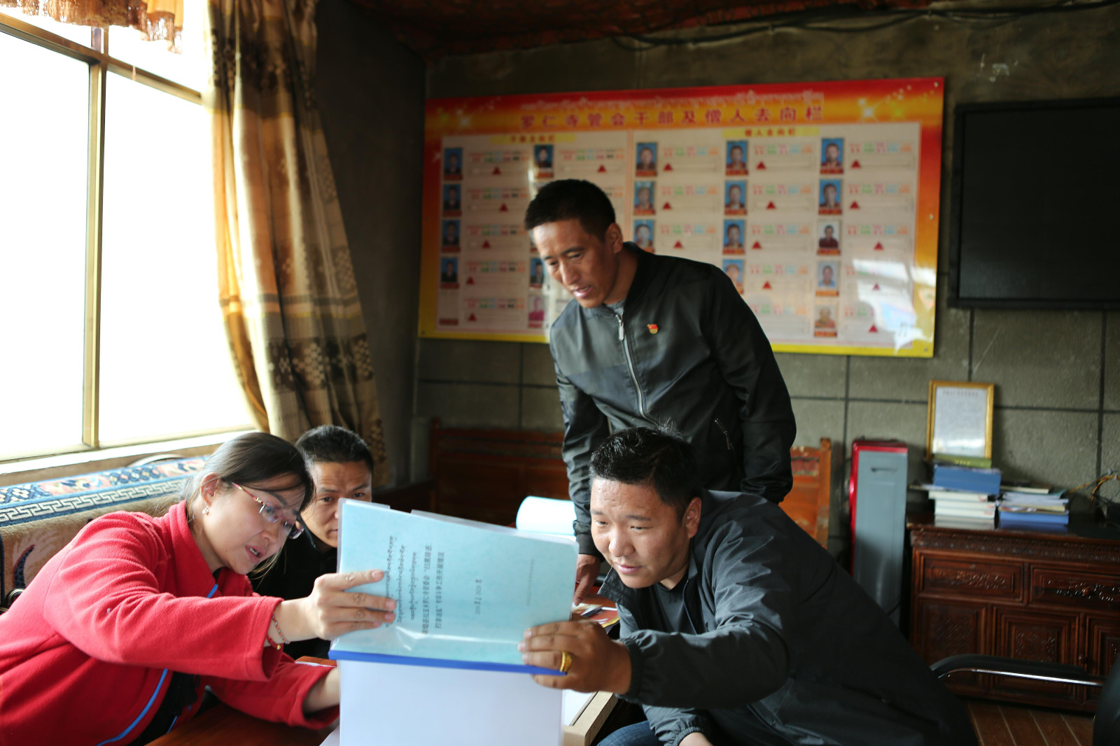 圖為：專班組一行在瓊結(jié)縣拉玉鄉(xiāng)羅仁寺管會(huì)查閱臺(tái)賬。.jpg