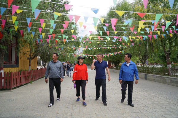 圖為：麻建輝一行在考察調(diào)研瓊結(jié)縣旅游步行街。.JPG