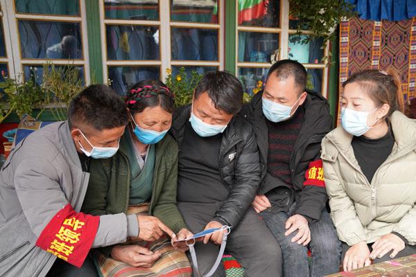 圖4為：扎西村工作隊(duì)為村民耐心講解“便民愛(ài)心卡“作用。.JPG