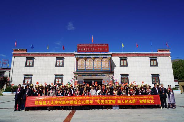 圖3為：2019年，瓊結基層人大代表在乃東區(qū)克松村視察學習。曲杰  攝.jpg