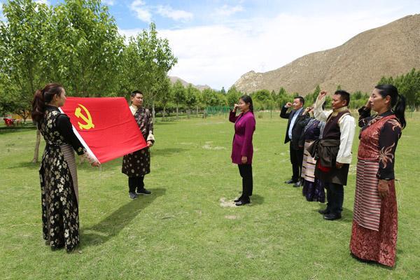 圖4為：2019年，瓊結人大支部“主題黨日”活動。曲杰  攝.JPG