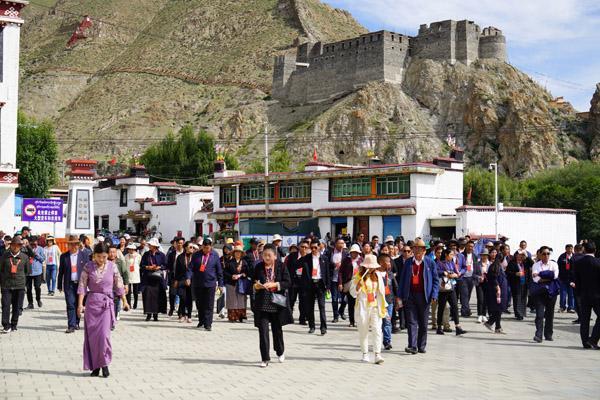 圖6為：2019年，全區(qū)基層四級人大代表培訓班學員赴瓊結觀摩考察。曲杰  攝.JPG