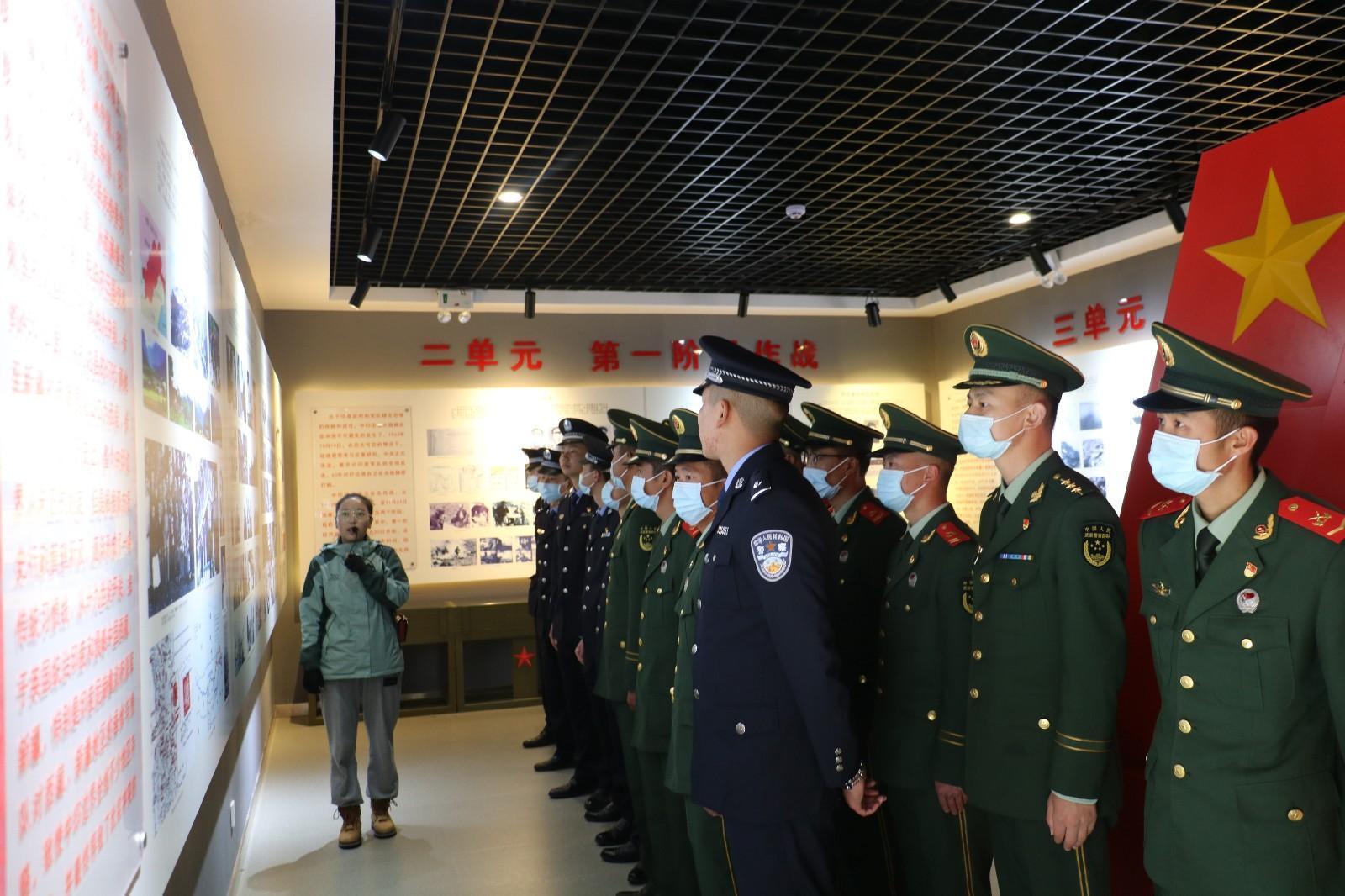 5 圖為錯(cuò)那邊境檢查站民警與錯(cuò)那縣武警中隊(duì)官兵共同在對(duì)印自衛(wèi)反擊戰(zhàn)前沿指揮所舊址陳列館瞻仰革命先烈的光榮事跡，重溫對(duì)敵斗爭(zhēng)的光輝歷史   李啟書(shū)  攝.jpg