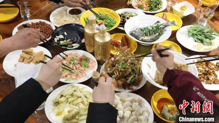 留玉環(huán)過年臺胞們的年夜飯?！堹L鶯 攝