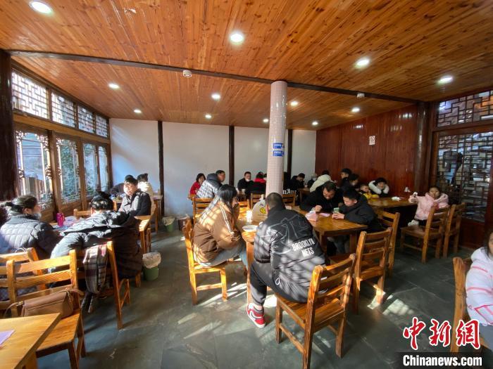 陳思遠的店內(nèi)座無虛席?！×植?攝