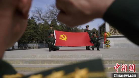 武警官兵重溫入黨誓詞?！「瘀H鵬 攝