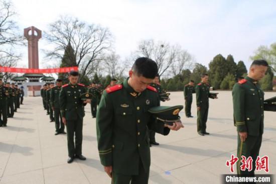 武警官兵脫帽默哀緬懷先烈。　葛鯤鵬 攝